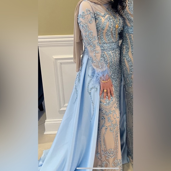 Evening gown size 6 woth detacble skirt and lined sleeves